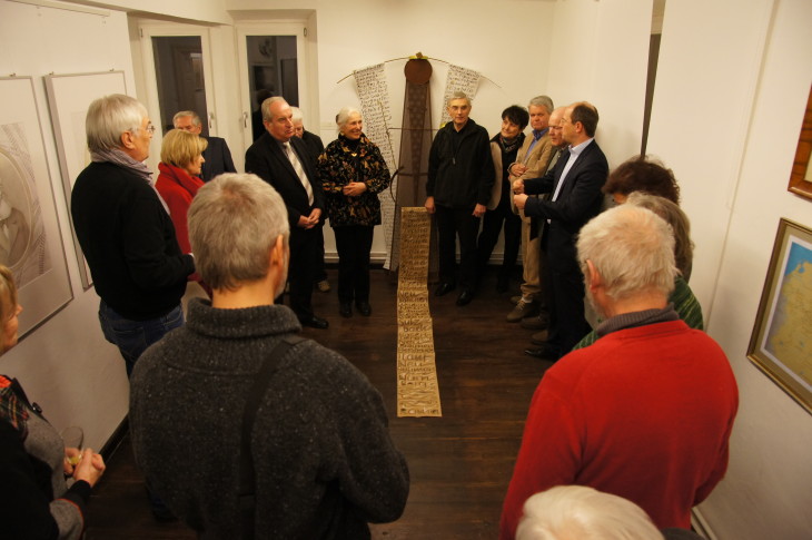 Renate Kirchhof-Stahlmann (links neben der Installation) hat – ebenso wie der mittelalterliche Kaiser Karl IV. – ihre Wurzeln
in Böhmen. Diesen Umstand verarbeitet die Künstlerin in ihrer aktuellen Ausstellung.
