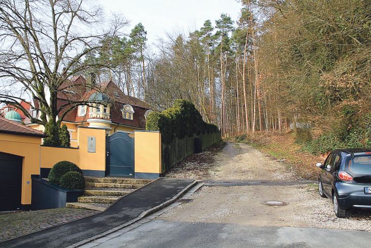 Noch immer Sackgasse: Wo am Ludwigshöhe-Südhang der Bierweg von der Strengenbergstraße abzweigt, ist seit Jahren nur ein kurzes steiles Stück geteert, um Ausschwemmungen zu vermeiden. Der Ausbau der anschließenden Weinbergstraße-Ost stößt auf Widerstand.