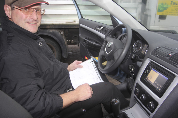 Der Weißenbrunner Manfred Zausch weigert sich, weiterhin Rundfunk- und Fernsehgebühren zu zahlen. Das Geld kassieren die öffentlich-rechtlichen Sender über einen Beitragsservice (früher GEZ) ein. Der ist aber eine laut eigener Auskunft „nicht rechtsfähige Gemeinschaftseinrichtung“. Foto: Blinten