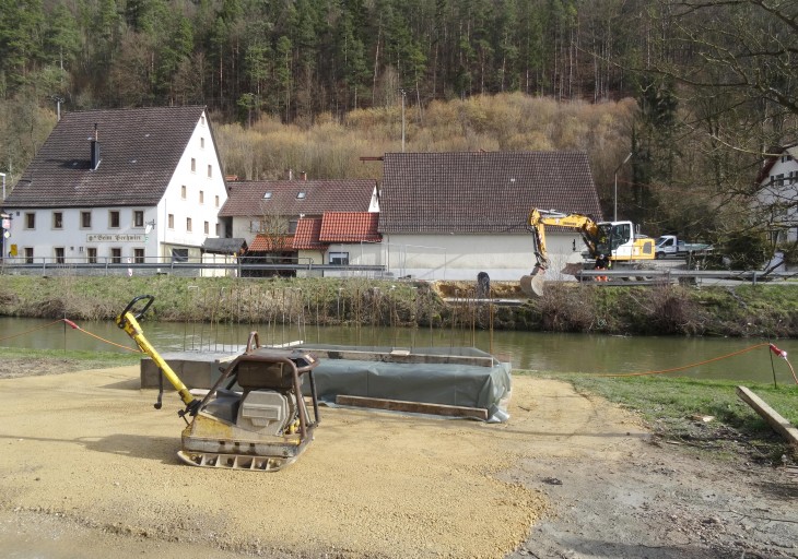 Auf der Baustelle werden derzeit die Fundamente (links vor Pfarrhaus) für die Behelfsbrücke vorbereitet. Foto: S. Fuchs