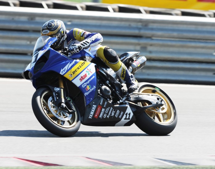 „Sayonara YZF R1“ hieß es 2011, als Jörg Teuchert nach 17 Jahren letztmals im Sattel eines Yamaha-Superbikes saß – bei den „1000 Kilometern von Hockenheim“ steigt der Hersbrucker nun wieder auf das Erfolgsmodell des japanischen Herstellers, mit dem er zweimal die IDM Superbike gewann. Foto: U. Beck