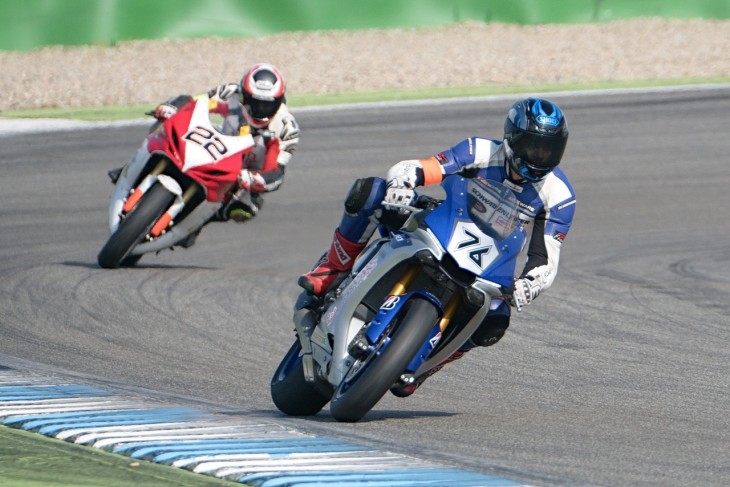 Nach seinem Sturz in der ersten Runde gab Jörg Teuchert (Nr. 76) noch einmal richtig Gas – zu mehr als dem vierten Platz reichte es bei den „1000 Kilometern von Hockenheim“ am Ende aber nicht mehr. Foto: Franz Peter Bär