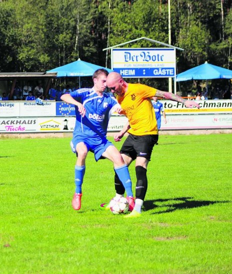 Dieses Duell wird es bei der Derby-Wiederholung nicht geben. Burgthanns Topstürmer Kay Vonau (rechts) muss mit einer Knöchelverletzung passen.