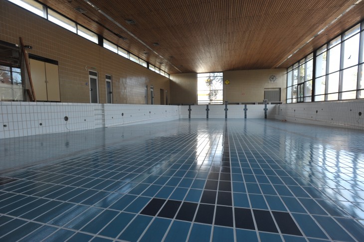 Im März 2015 musste das Röthenbacher Hallenbad von heute auf morgen geschlossen werden, weil die Decke akut einsturzgefährdet ist. Seither ist das Wasser abgelassen.