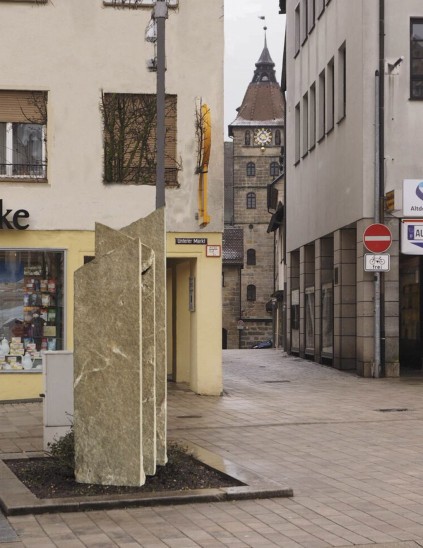 Die Fotomontage zeigt den von den Lions und der Altdorfer Verwaltung vorgeschlagenen Standort vor der Markt-Apotheke mit Blick durch die Collegiengasse auf die Alte Universität.