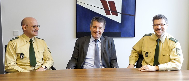 Reimund Mihatsch (l.) folgt Martin Kupka (r.) als neuer Leiter der Polizeiinspektion Altdorf. Rathauschef Odörfer dankte Kupka für die gute Zusammenarbeit mit der Stadt Altdorf.