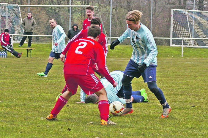 Dominik Amtmann, der hier noch am Betzensteiner Abwehrspieler Tobias Filipovic hängen bleibt, gelang in den turbulenten Schlussphase der ersten Halbzeit der 1:1-Ausgleich für die zweite Mannschaft der SpVgg Hüttenbach, die sich am Ende dem Tabellennachbarn jedoch geschlagen geben musste.