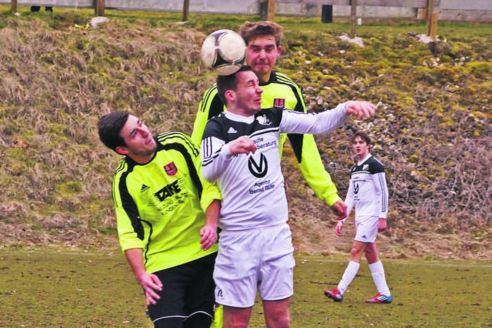 Florian Laus von der 3. Mannschaft der SpVgg Hüttenbach im Kopfballduell mit zwei Spielern von der Reserve des SC Uttenreuth.