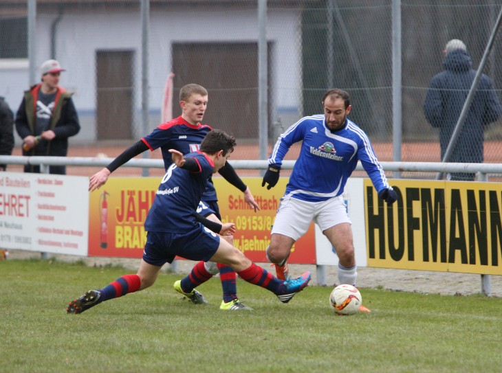 Spielertrainer Ersin Akkaya (rechts) vom SV Neuhaus setzt sich an der Außenlinie gleich gegen zwei Akteure der SG SpVgg Weigendorf/Hartmannshof durch. Foto: A. Tauber
