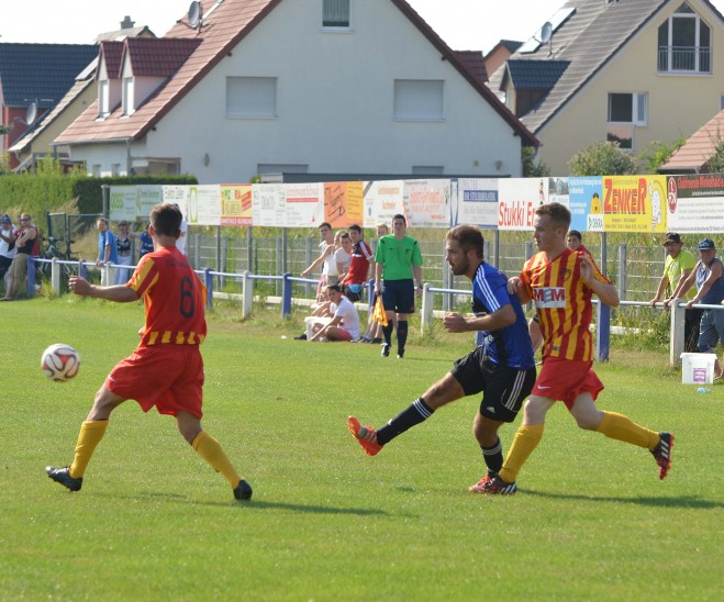 Er wird beim Rückspiel am Ostermontag sicher nicht dabei sein: Marco Lauterbach (Mitte) hat beim Fußball derzeit eine Studienpause eingelegt.