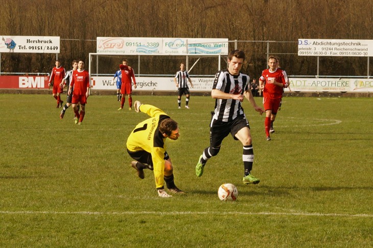 Rene Bongers war mit im Hinspiel mit drei Toren der Hersbrucker Spieler des Tages gegen Uttenreuth; in dieser Szene umkurvt der FC-Torschütze vom Dienst Gästetorhüter Robert Frank und markiert das 5:2. Foto: M. Keilholz
