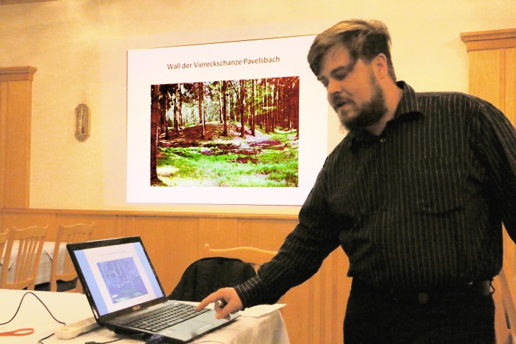 Bastian Daxer zeigte verschiedene Kultplätze wie Viereckschanzen. Fotos: A. Pitsch