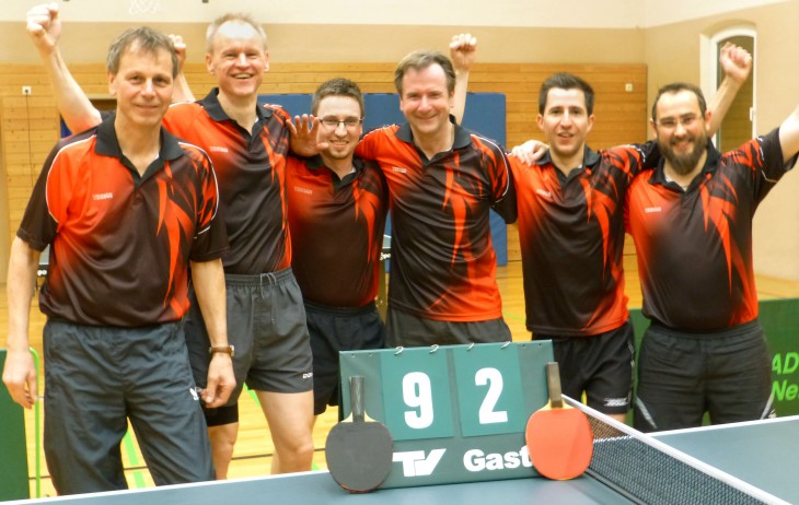 Meister der 3. Bezirksliga Ost der Saison 2015/16 mit 29:7 Punkten: Unmittelbar nach dem 9:2-Sieg gegen den TSV  Katzwang stellte sich die 1. Tischtennis-Herrenmannschaft des TV Hersbruck jubelnd vor die Kamera: Herbert Wendler, Henning Gundelach, Alexander Ertl, Siegfried Lontke, Paul Vogt und Bernd Wahler (v. links). Nicht im Bild: Stamm- ersatzspieler Armin Tauber. Foto: C. Riedl