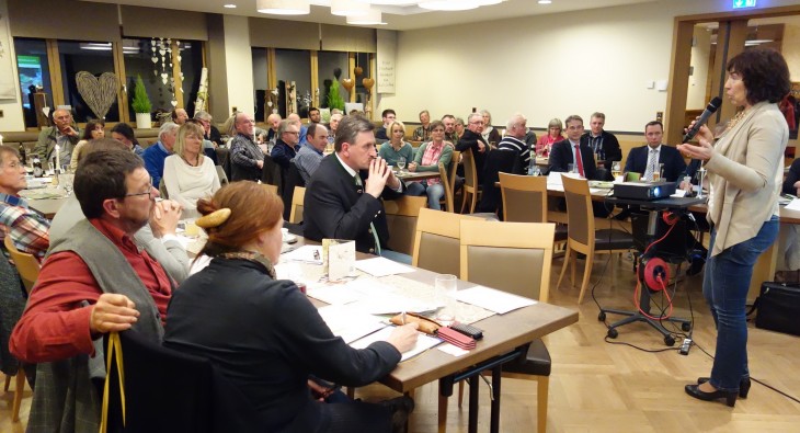 Anita Eberhard (r.) sprach über die Vorzüge von Regionalkost und „Heimat auf'm Teller“. Foto: U. Scharrer