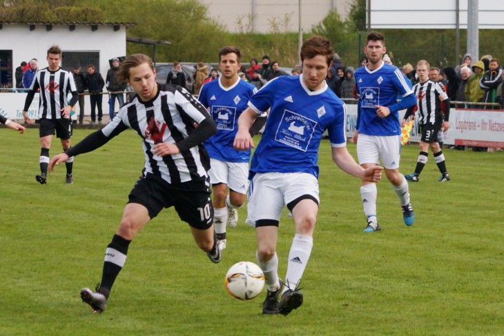 Das Nachholspiel zwischen dem Tabellenersten und Zweiten war geprägt von Kampf und Einsatz, wie dieser Zweikampf zwischen Christian Kohl (links) vom FC Hersbruck und dem Ottensooser Abwehrspieler Sebastian Schmidt zeigt, während spielerische Elemente zu kurz kamen. Foto: M. Keilholz