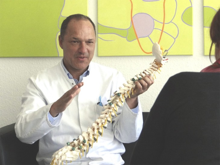 Chefarzt Dr. Vieweg über Skoliosen: „Gerade bei jungen Patienten kann eine Nichtbehandlung zu schwerwiegenden Verschleißerkrankung führen“.