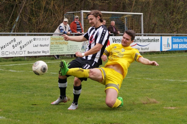 Zweikampf zwischen Hersbrucks Linksaußen Christian Kohl und seinem Neunhofer Gegenspieler Markus Müller, der diese Situation in letzter Sekunde mit einer Grätsche bereinigt.
Foto: M. Keilholz
