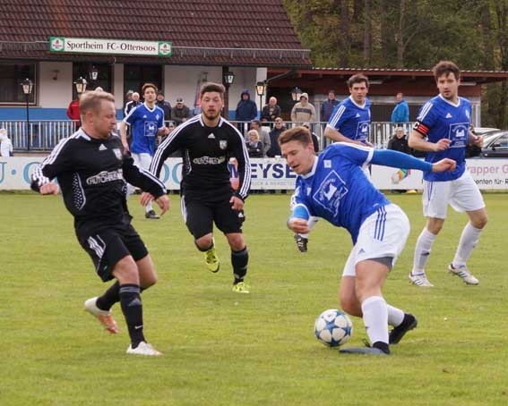 Der FC Ottensoos und Maximilan Schorn (am Ball), der hier – verfolgt von seinen Mitspielern (v. li.) Sebastian Schmidt,
Peter Walter und Peter Straußner – gegen die Akteure des TSV Brand, Domenic Melzer und Fabian Cheng, den Ball behauptet,
bleibt mit einem 3:1-Sieg dem Führungsduo FC Hersbruck und Kirchehrenbach auf den Fersen. Foto: Keilholz