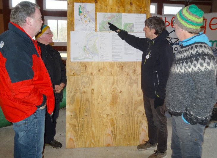 Jochen Riehl (rechts) und Dieter Blase (2. v. rechts) erläutern den Bebauungs- bzw. Flächennutzungsplan der Gemeinde Hartenstein; mit dabei Michael Taubmann (links), Geschäftsführer Lebensgemeinschaft Münzinghof. Foto: S. Fuchs