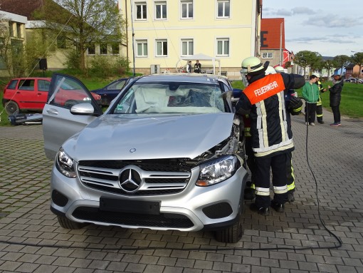 Ein Fahrzeug, wie es zur Ausbilung nur sehr selten zur Verfügung steht, im Einsatz aber jederzeit zur Herausforderung für die Rettungskräfte werden kann: ein moderner Mercedes GLC