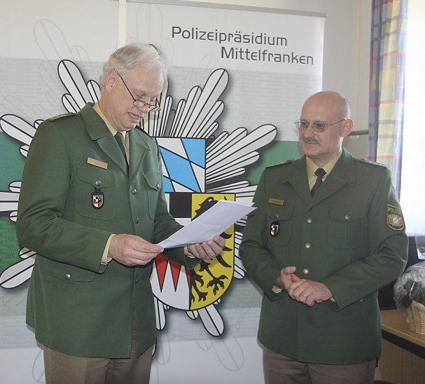 Amtseinführung in der Polizeiinspektion Altdorf: Polizeipräsident Johann Rast (links) verlas die Ernennungsurkunde für Reimund  Mihatsch (rechts), den neuen Chef der Polizei in der Wallensteinstadt.