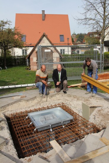 „Diese Einrichtung mindert das Risiko beim Baumaufstellen erheblich“, meint Bürgermeister Hofmann, hier mit Mitarbeitern der Baufirma Schlenk.