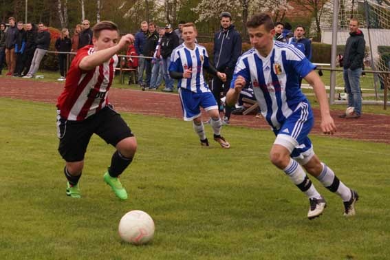 Packendes Duell um den Ball zwischen Rückersdorfs Philipp Baumüller (links), der allerdings einen Schritt zu spät kommt
und den zweifachen Forther Torschützen Fabian Streib nicht am Flanken hindern kann. Foto: M. Keilholz