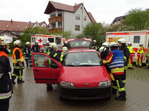 Im Zusammenspiel von Rettungsdienst und Feuerwehr muss jeder Handgriff sitzen