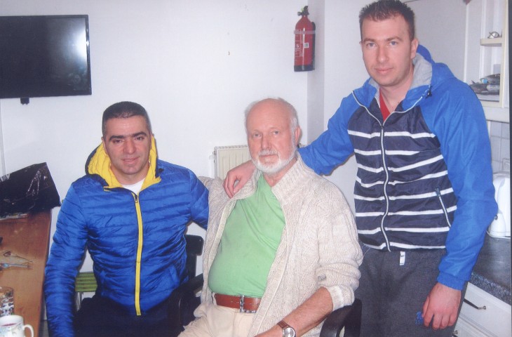 Das Foto entstand im März am Tag der freiwilligen Ausreise von Selfo (links) und Valerian (rechts) nach Italien. In der Mitte Horst Kreß, der die beiden Albaner nun adoptieren und ihnen einen Aufenthalt in Winkelhaid ermöglichen will.
Foto: Thumberger-Kupka