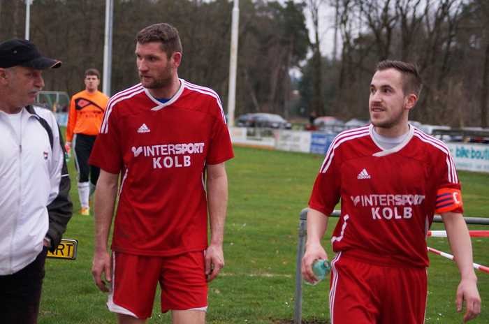 Ein Bild mit Symbolcharakter: Markus Bauernfeind (im Hintergrund) hat seinen Platz im Tor des FSV Weißenbrunn geräumt und sich auch aus der Trainerarbeit zurückgezogen; von dem in der Winterpause installierten Interims-Trainertrio sind damit nur Mirko Wahrta und Kapitän Markus Beutin (vorne) geblieben.