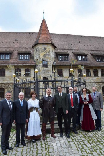 Die vielversprechenden Weichen für das Symposium „Wallenstein. Mensch. Mythos. Memoria.“ im April nächsten Jahres sind gestellt. In Altdorf wurde an historischer Stätte nun die Grundzüge des Programms vorgestellt. Im Hof der ehemaligen Universität vereint sind Akteure, Förderer und Unterstützer mit Wallensteinern in Kostümen (v. l.): Bürgermeister Erich Odörfer, Initiator, Motor und Mäzen Hans Peter Schmidt, Vorsitzender des Stiftungsrats der Stiftung NÜRNBERGER Versicherungsgruppe, Tiny Lochschmidt, Wallenstein Udo Gerstacker, Professor Dr. Georg Seiderer, Professor Dr. Dirk Niefanger, Festspielvereinsvorstand Ernst Bergmann, Julia Alexander und Wichernhaus-Hausherr Volker Deeg.