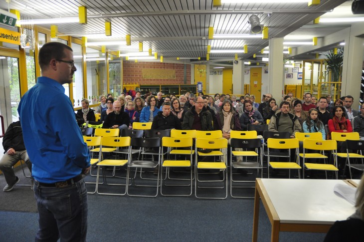 Tristan Daxer, Elternbeiratsvorsitzender der Kunigundengrundschule in Lauf, begrüßt die Eltern zur Informationsveranstaltung über das neue Konzept der Mittagsbetreuung in der Aula der Rudolfshofer Schule.