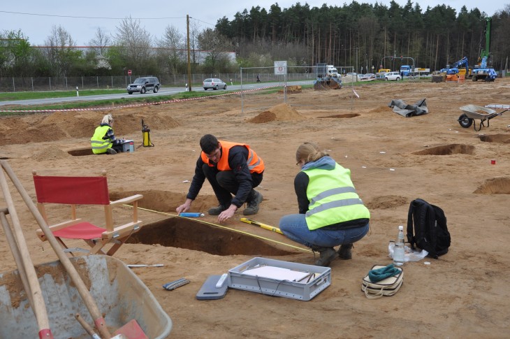 Ein Team von Archäologen gräbt derzeit direkt an der B 14 (im Hintergrund ist die Abzweigung nach Speikern zu sehen) nach Überresten einer alten Siedlung. Diese stammt vermutlich aus der frühen Eisenzeit von 620 bis 450 vor Christus. Bislang, heißt es, wurden aber nur ein paar Keramikreste entdeckt.