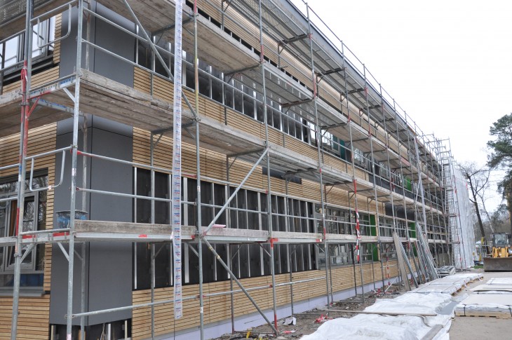 Holz und Faserzementplatten zieren den neuen Anbau – vorbei ist es mit dem grauen Beton der Siebziger.