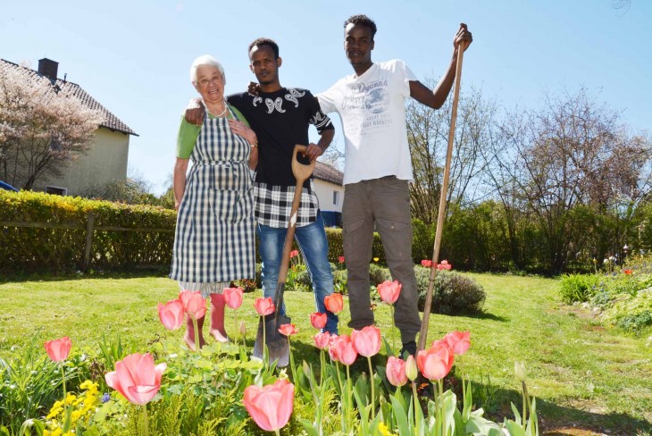 Die Freunde Ahmed und Ahmed mit Marga Ender in ihrem Garten.