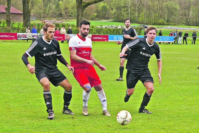 Ilker Celik, der sich bei diesem Zweikampf um den Ball gegen die beiden Reichenschwander Thomas Schramm und Nicolas Weber (rechts) behauptet, gelang für Türkspor Röthenbach zwar der zwischenzeitliche 1:1-Ausgleich, doch beim Abpfiff stand für die abstiegsbedrohten Gäste beim Tabellenzweiten eine klare 1:6-Niederlage.