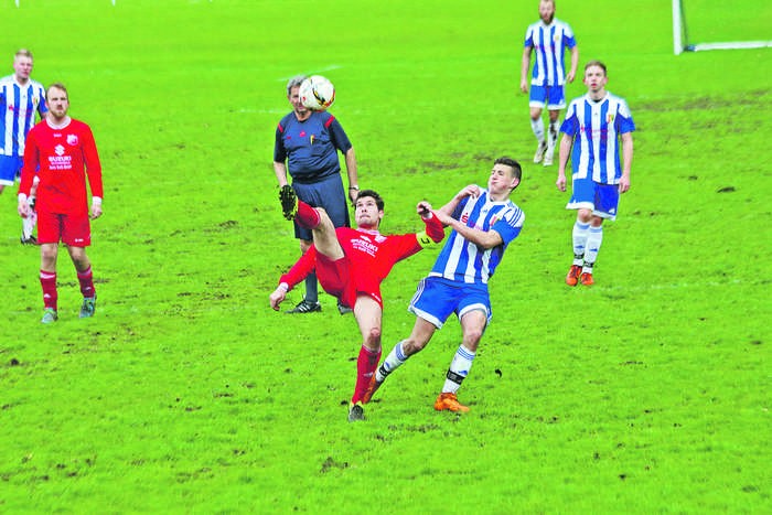 Die SpVgg Hüttenbach III (in Rot) unterlag Spitzenreiter ASV Forth trotz allen Einsatzer wie hier von Patrick Weber gegen Fabian Scheib.