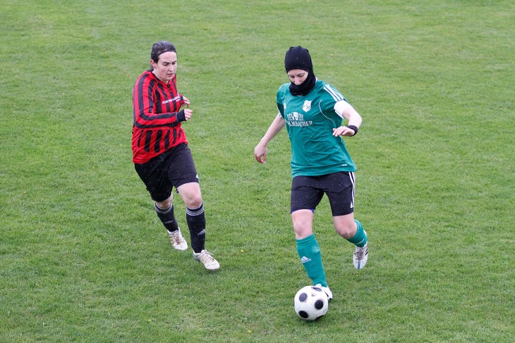 Die dreifache Torschützin Sabine Walter (links) im Duell mit einer vermummten Mösrdorferin.