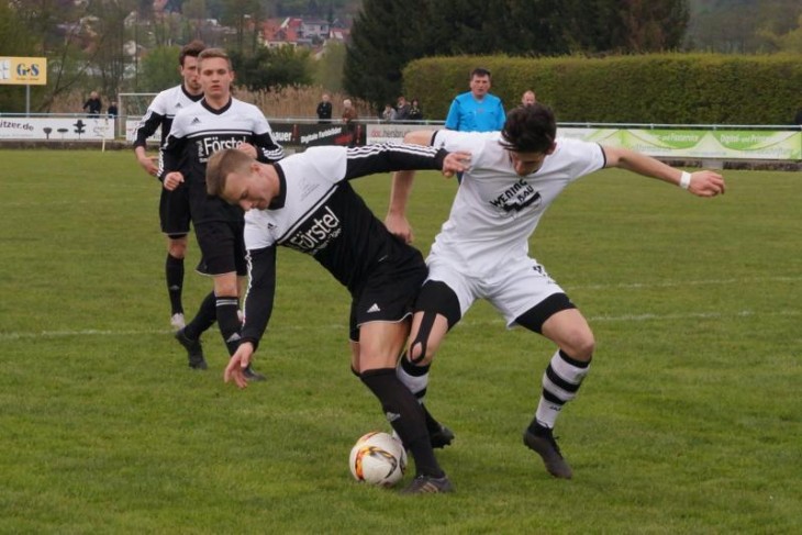 Ralf Maas, der sich in dieser Szene einen packenden Zweikampf mit seinem Gegenspieler Tim Reuß liefert, war mit zwei Toren der Garant des Sieges für den Titelanwärter gegen Abstiegskandidat Effeltrich. Foto: M. Keilholz
