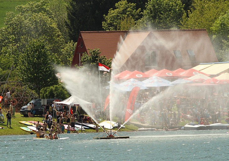 Die Happurger Feuerwehr sorgte mit einer Fontäne im Stausee vor den Seeterrassen für einen Hingucker.
Foto: J. Ruppert