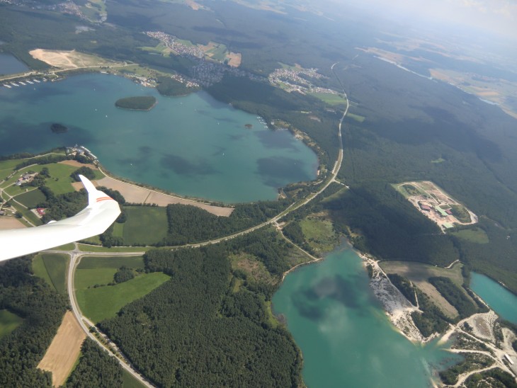 Mit dem Hochleistungsdoppelsitzer „Arcus“ flogen Lukas Grams und Jürgen Wilken auch über die zum Oberpfälzer Seenland gehörenden Gewässer bei Schwandorf – Überbleibsel des Braunkohle-Tagebaus. Foto: privat