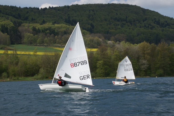 Hier stemmen sich die spätere Siegerin Lea Rosenbauer und Luca Rosin im Opti beim Ansegeln kräftig gegen den böigen Wind am Happurger Stausee. Foto: privat