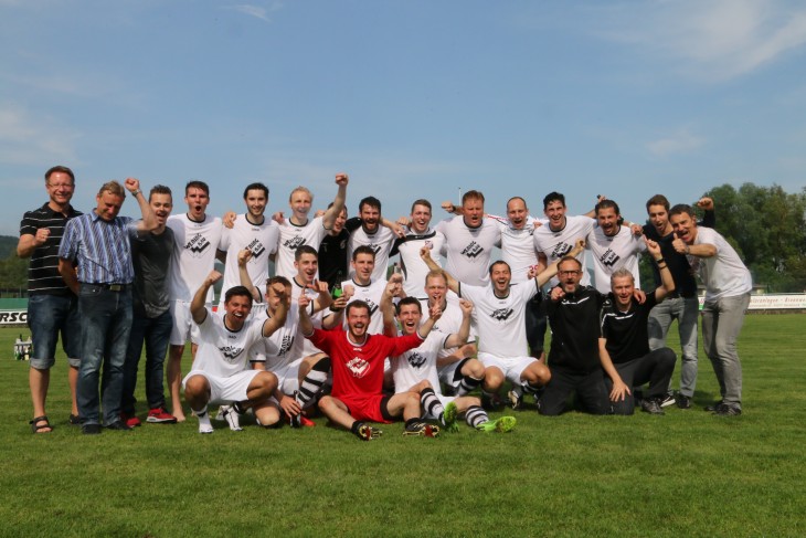 Der Jubel bei den Aufsteigern des FC Hersbruck samt Vereinsverantwortlichen war nicht zu bremsen – wie beim Meisterfoto direkt nach Spielende zu sehen ist. Foto: A. Pitsch
