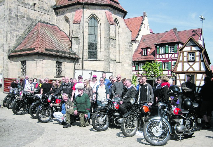 Die Gruppe der Oldtimer-Fahrer mit den Nachfahren des Firmengründers, Familie Scharold hinter Helge Siegner (Mitte).