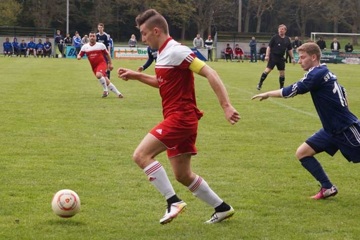 Durch drei Tore von Ibrahim Boz (am Ball) lag Türkspor Röthenbach beim Seitenwechsel in Henfenfeld mit 3:0 vorne, gab das Spiel aber nach der Pause aus der Hand und musste mit einer 3:5-Pleite die Heimreise antreten. Fotos: Keilholz