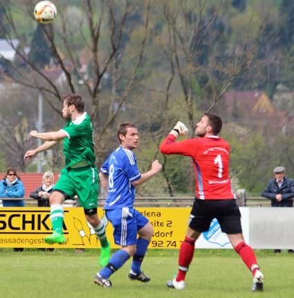 Die Gäste versteckten sich im Derby keineswegs. Hier müssen Hüttenbachs Schlussmann Sebastian Hartmann und sein Mannschaftskamerad Stefan Scholz gemeinsam gegen den Diepersdorfer Manfred Krotz (li.) klären. Foto: S. Vogt