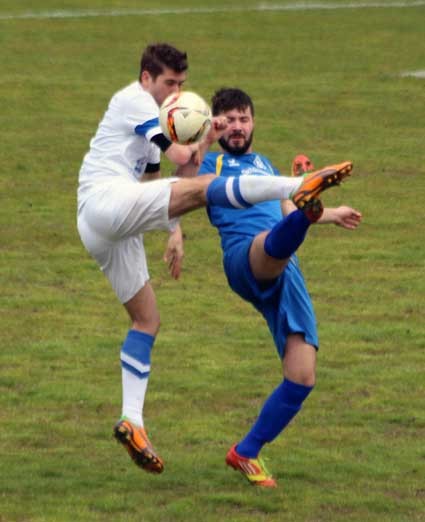 Der FC Hedersdorf – im Bild rechts Oktay Aydin – hatte bei der SpVgg Hüttenbach III nichts zu bestellen und verlor dort mit 0:4. Die Heim-Elf hat durch diesen Sieg wieder die Nichtabstiegsränge in Reichweite. Foto: S. Vogt