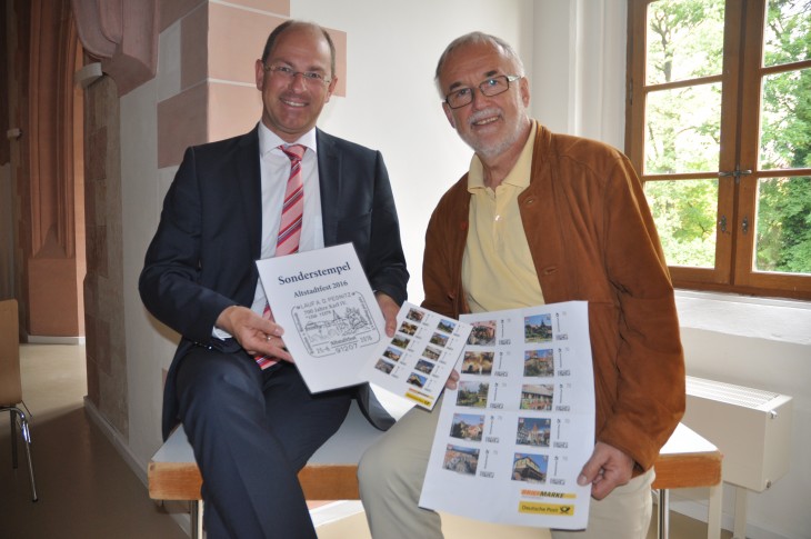 Andreas Ellner (re.), Vorsitzender der Laufer Briefmarkenfreunde, und Bürgermeister Benedikt Bisping präsentieren die Laufer Sondermarken und den Sonderstempel.