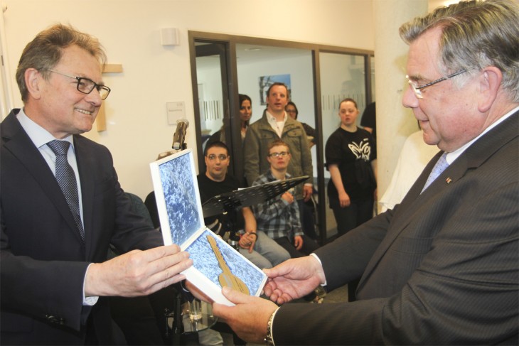 Architekt Prof. Hans Peter Haid (l.) überreichte den Schlüssel an Gerhard John