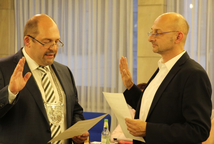 Peter Zech (rechts) wurde als Nachfolger Heidrun Kaltenhäusers von Bürgermeister Manfred Hofmann vereidigt.
